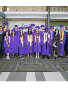 集体穿着紫色的毕业礼服和黄色的毕业礼服.
